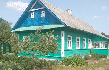 В известной деревне у Беловежской пущи продают дом «как у бабушки»