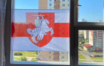 Фотофакт: Белорусы вывешивают бел-красно-белые флаги на окна