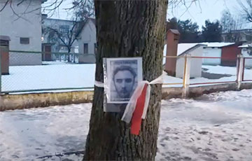 Более 100 портретов политзаключенных развесили на деревьях в Барановичах