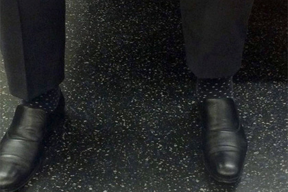 В сети обнаружили пассажира метро с исчезающими лодыжками