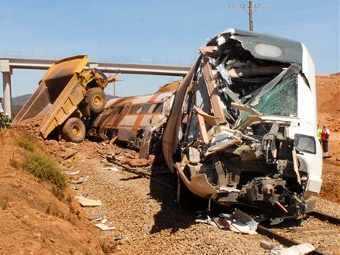 В Испании пассажирский поезд столкнулся с самосвалом
