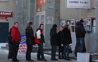 В ожидании девальвации: Белорусы массово скупают валюту