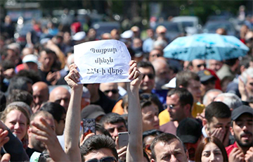 Революция онлайн: В Армении демонстранты садятся на землю перед машинами