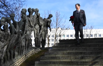 Представитель Госдепартамента США возложил цветы жертвам Холокоста в Минске