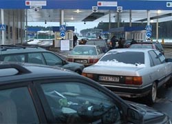Выезжающие «на закупы» белорусы стоят в очереди на границе