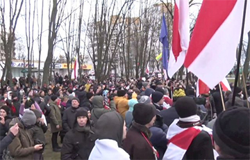 Протестующие в Минске передали свои требования в посольство РФ