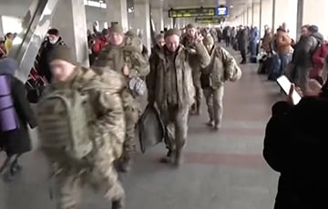 Украинцы провожают аплодисментами военных, которые проходят по вокзалу, отправляясь на войну