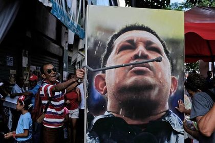 Мэр столицы Венесуэлы приказал повесить портрет Чавеса на всех столбах