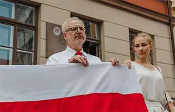 Президент Латвии стоит в цепи солидарности с бело-красно-белым флагом