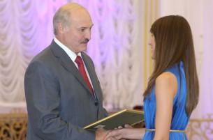 Лукашенко попросил выпускников вузов не искать счастья за рубежом