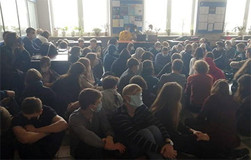 Студенты собрались на сидячую акцию протеста в главном корпусе БГУ