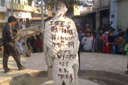На статуе Ганди в Индии обнаружили предупреждение о готовящихся терактах