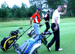 Андрей Мезин в отпуске играет в гольф