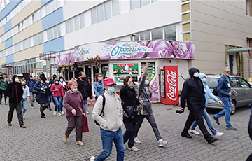 Жители Бобруйска идут маршем по центральным улицам