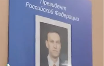 В школах РФ снимают портреты Путина после знаменитого расследования