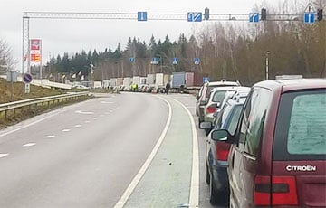 Стали известны новые подробности о запрете вывоза авто в Беларусь через Литву
