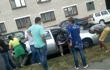 В Бресте люди в гражданском брутально задержали водителя и пассажиров авто