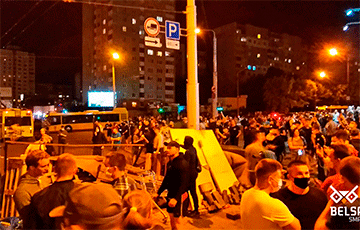 Возле ТЦ «Рига» в Минске возводят баррикады