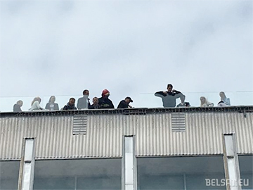 В центре Гродно молодой мужчина угрожал прыгнуть с крыши универмага