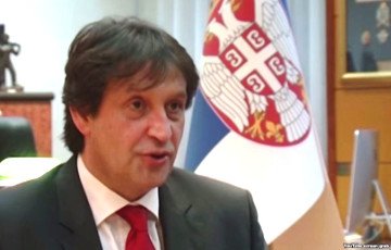 Министра обороны Сербии уволили за оскорбление журналистки