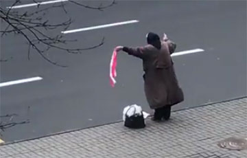 Бабушка с бело-красно-белым флагом вышла на пикет в Минске