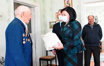 Белорусские чиновники в разгар эпидемии пришли к ветеранам