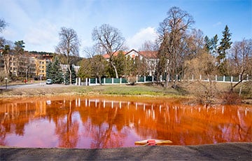 Пруд рядом с посольством Московии в Вильнюсе «залили кровью»