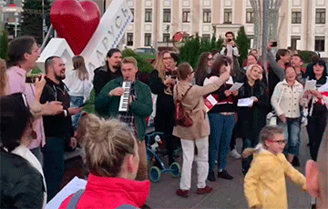 Минчане собрались возле универмага «Беларусь» и поют песни
