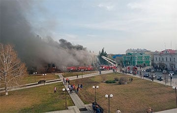 Вблизи московитской Тюмени горит большой ТЦ