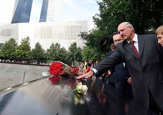 Лукашенко с сыном возложил венок на мемориале жертв трагедии 11 сентября