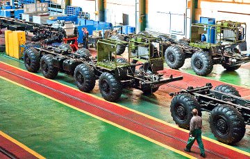 Медведев: Беларусь отказалась продать России Минский завод колесных тягачей