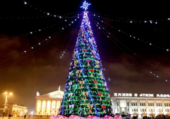 Главная елка Беларуси вошла в топ-5 самых высоких новогодних елей СНГ