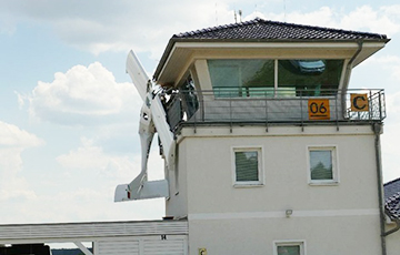 В Германии самолет влетел в башню аэропорта