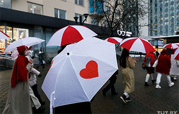 Девушки с бело-красно-белыми зонтами прошлись по проспекту Победителей