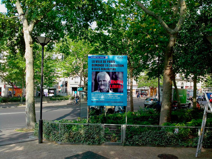 Фотофакт: Париж приветствует освобождение Беляцкого