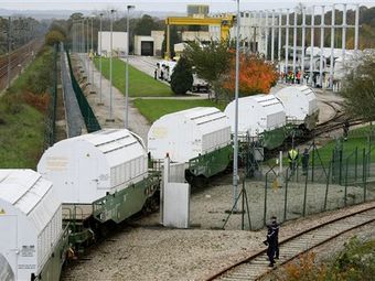 Поезд с ядерными отходами продолжил путь в Германию