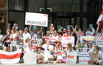 Как прошел массовый пикет солидарности с Беларусью в Торонто
