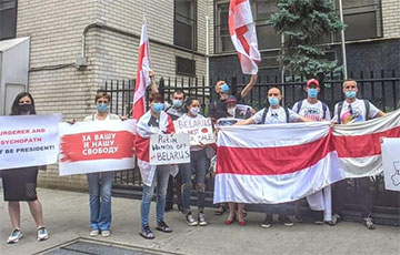 Белорусы Нью-Йорка провели акцию возле посольства России