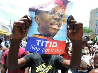 Власти Гаити разрешили изгнанному президенту вернуться в страну