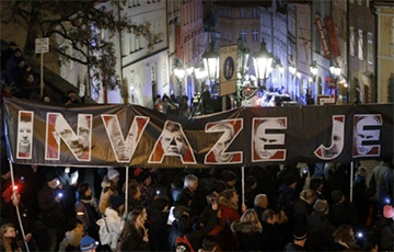 «Мы не Россия»: тысячи чехов вышли на акцию протеста в Праге
