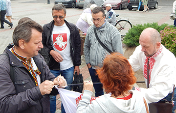 Активисты провели в Барановичах  альтернативный День вышиванки