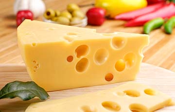 Экономист: Беларусь начинает превращаться в швейцарский сыр с дырками