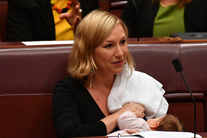 В Австралии сенатор покормила дочь грудью во время голосования в парламенте