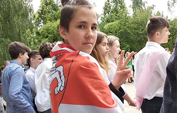 Фотофакт: Иларион Трусов пришел на школьную линейку с бело-красно-белым флагом