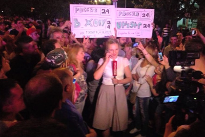 Журналистка LifeNews провела репортаж на фоне плаката против «России 24»