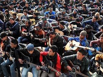 В Индии 600 гитаристов сыграли "Imagine" в память о жертве изнасилования