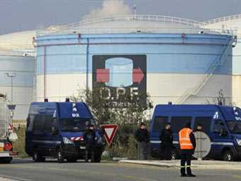 Французские полицейские разблокировали часть бастующих нефтехранилищ