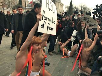 Активисток FEMEN задержали с бутафорскими побоями и ожогами