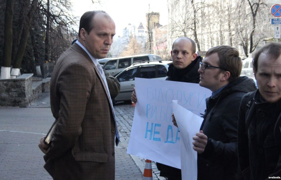Белорусский дипломат в Киеве вызвал против пикетчиков полицию, но та не приехала