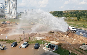 Видеофакт: В Минске из-под земли бьет огромный гейзер